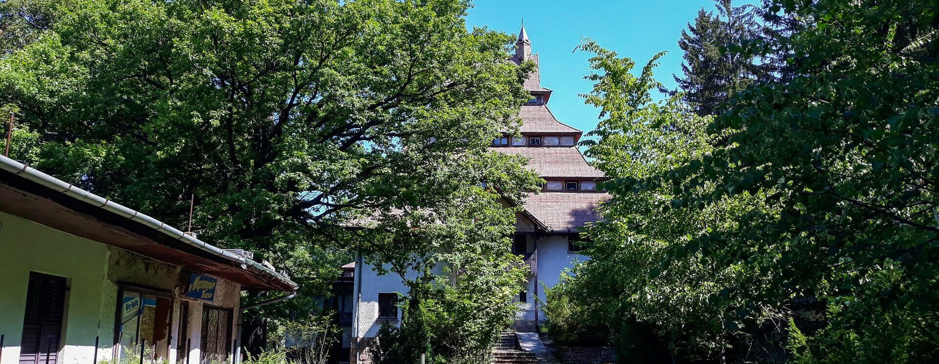 ​Elhagyatva omladozik Mátraháza jelképe, a legendás „Pagoda”