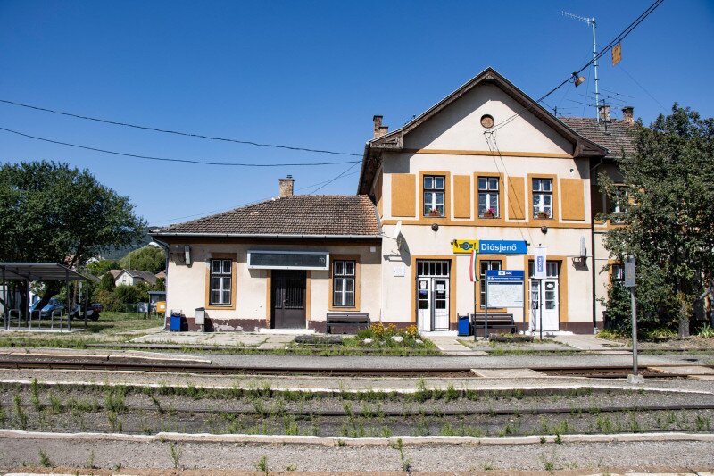 Diósjenő vasútállomás