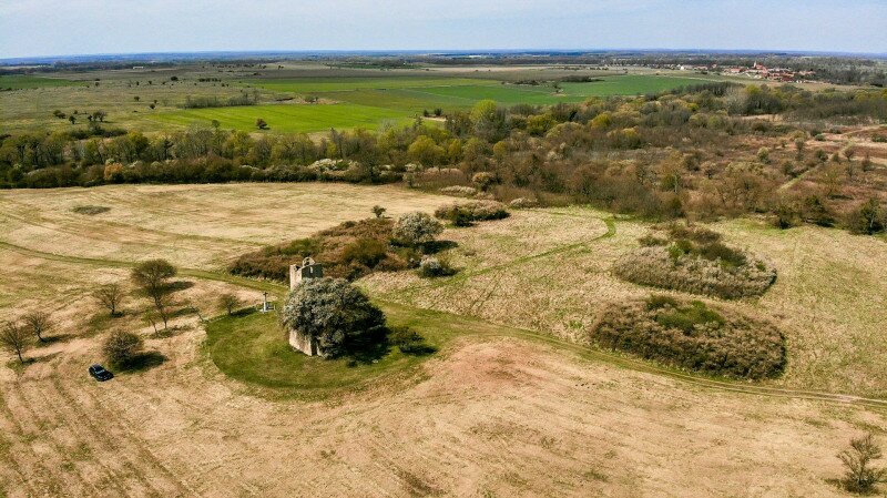 DJI_0043_Nagykeszi templorom a háttérben Gyepükaján házai