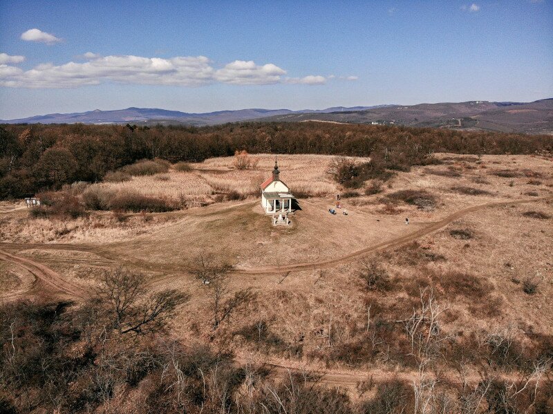 DJI_0206_Szent Anna-kápolna a tájban_FOTO-MTSZ