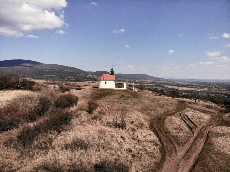 DJI_0221_Szent Anna-kápolna a Keleti-Mátra vonulatival_FOTO-MTSZ
