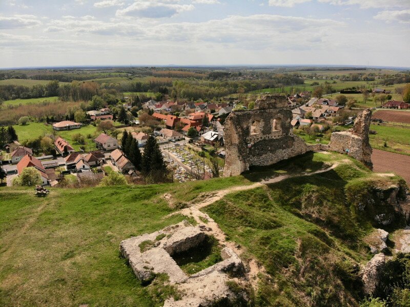 DJI_0273_Döbrönte látképe_Szarvaskő vára_FOTO-Somo