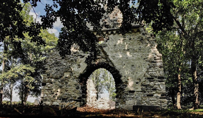 DJI_0428_Kövesdi templomrom nyugati oromzata bejárattal_FOTO-Somo