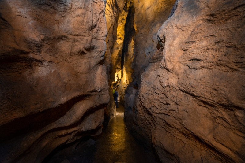 _DSF2323_A vezetett túra olykor szűk járatokon halad a Pál-völgyi-barlangban
