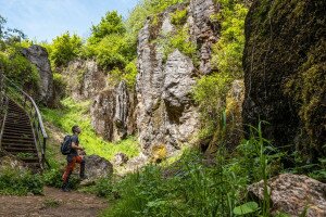 Egyedülálló sziklakatlan a Kéktúra mentén – Csárda-hegyi őskarszt