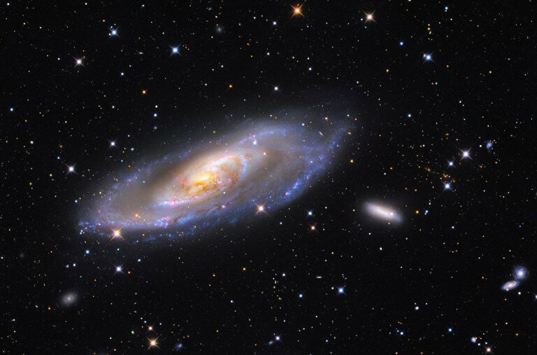 Egy rendkívül fényes és sugárzó galaxis látható július legszebb asztrofotóján