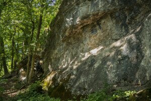 Eldugott sziklakert a Bakonyban – Dudar látványos kőfala