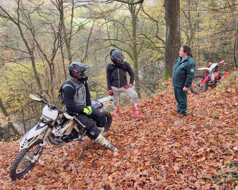 Elkapott motorosok az erdőben
