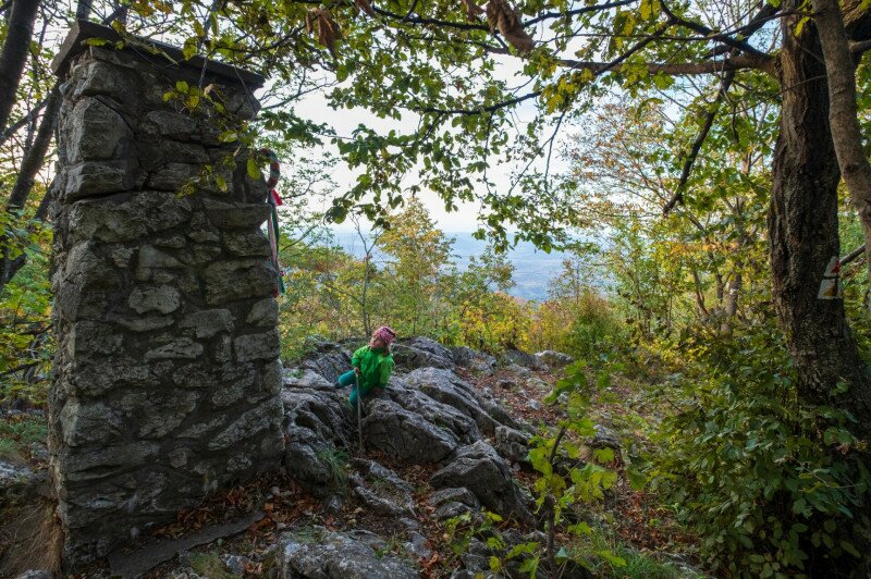 Emlékmű és kilátópont az Örvény-kőre vezető turistaút végén