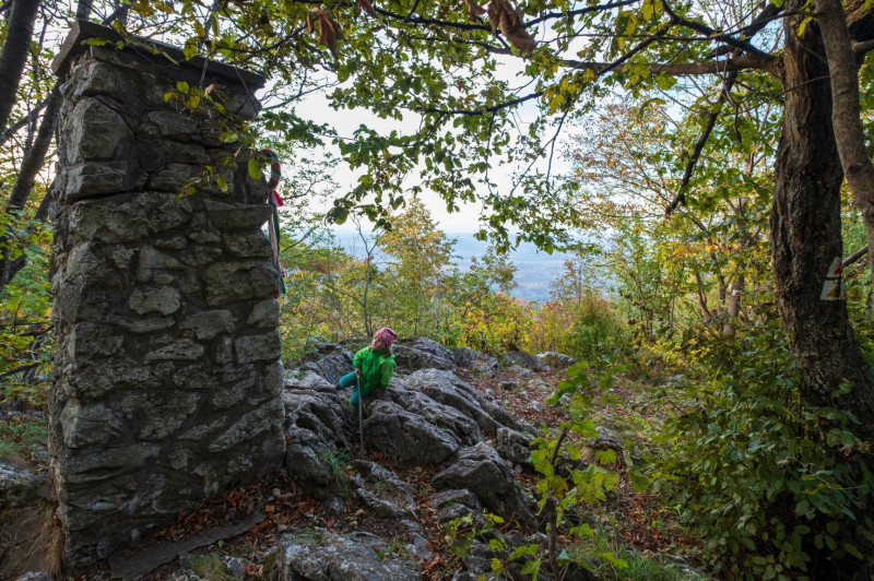 Emlékmű és kilátópont az Örvény-kőre vezető turistaút végén