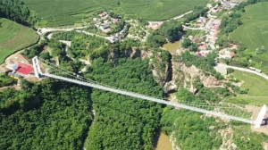 Ez az üveghíd sem tériszonyosoknak készült - Videóval