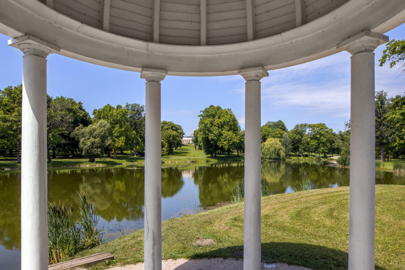 Fehervarcsurgoi-kastelypark-gloriette-1
