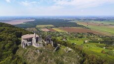 Fellegvár a szőlők felett – Somlóvár