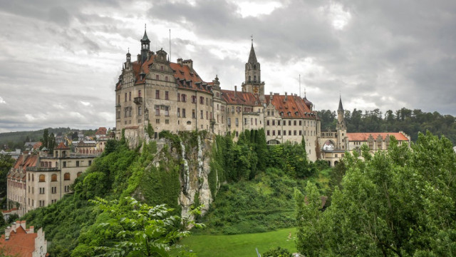 Fényűző épület a Duna fölé magasodó sziklán - A Hohenzollern-kastély