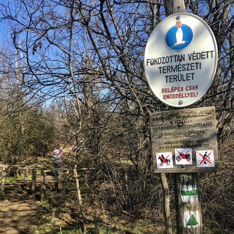 Fokozottan védett természeti terület tábla részletes instrukciókkal