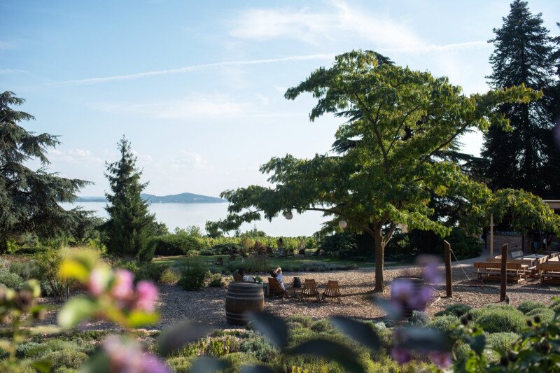 Folly_pihenő_székek