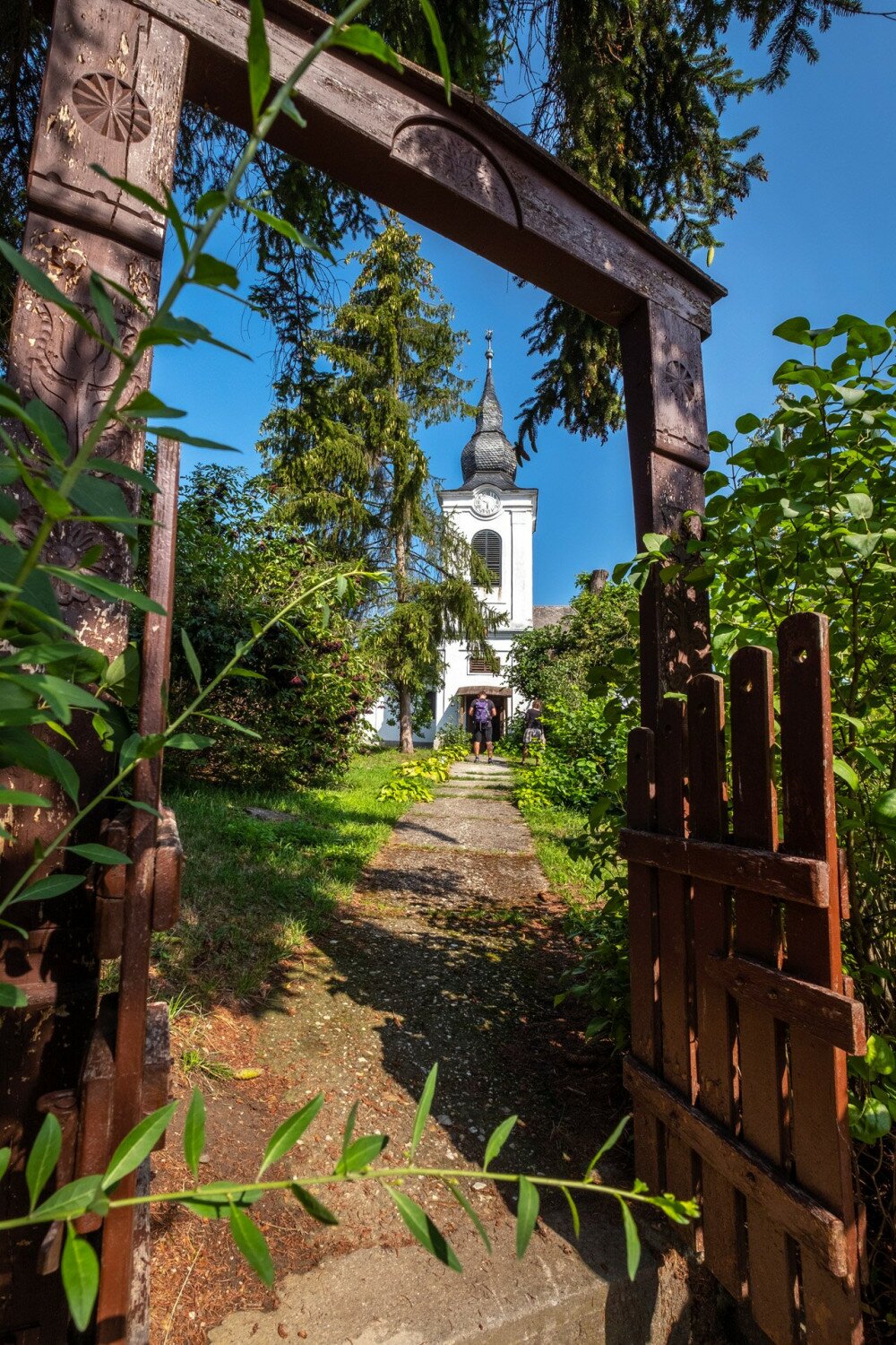 Gömörszőlősi református templom és egyik faragott tölgyfa kapuja