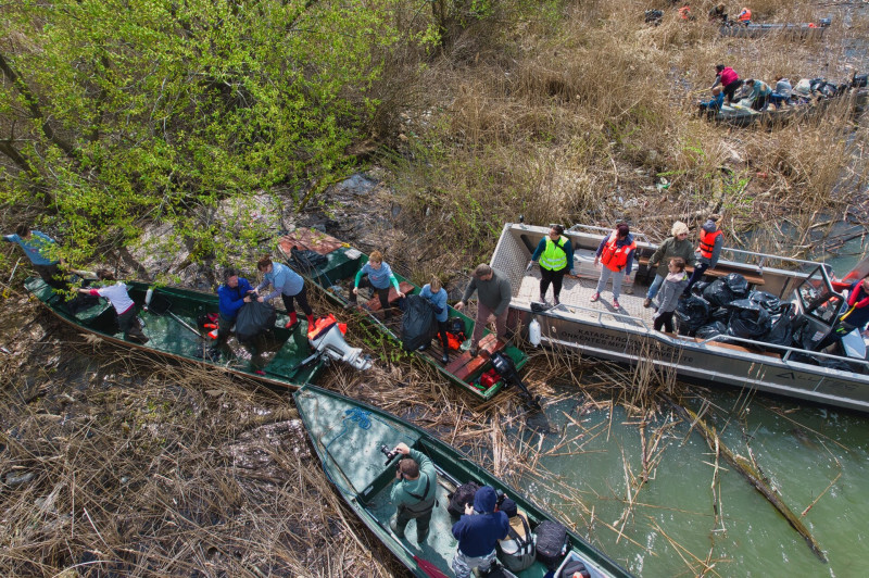 Hajókkal szedik a szemetet a Tisza-tónál