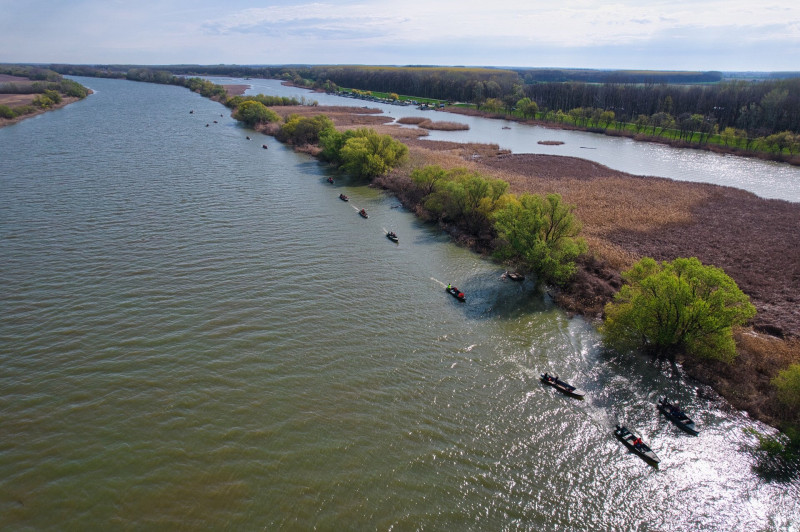 ​Hajók viszik a résztvevőket a Szemét-szigetnek becézett földnyelv gócpontjaihoz a Tisza-tavon