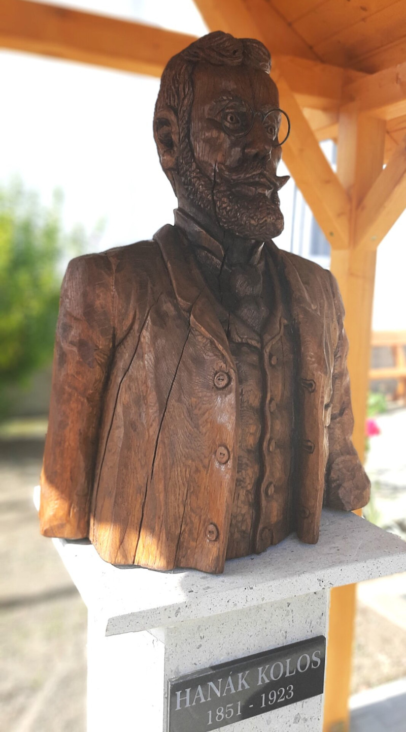 Hanák Kolos szobra Szurdokpüspökin
