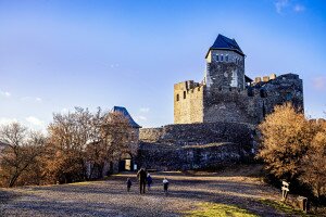 Hétszáz éves falak között a Cserhát szívében: Hollókő vára