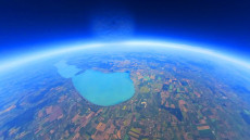 Így fest a Balaton 30 000 méter magasból