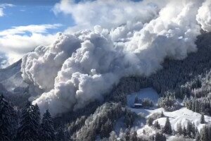 Ilyen, amikor egy lavina lezúdul a svájci Alpokban - videó