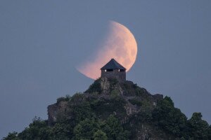 Ilyen volt a Holdfogyatkozás Magyarország felett – videó