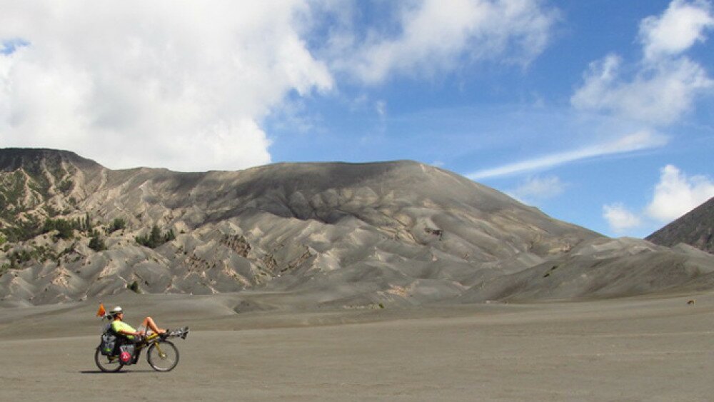 indoneziaban-java-szigeten-a-bromo-vulkan-kratereben-is-bicikliztek-2000m-magasan_resize.jpg