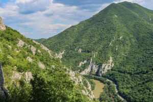 Irány a Balkán! – Mesébe illő kanyon és a Kablar pompás szirtjei