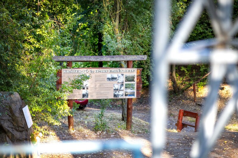 Ismertető tábla a nagyhegyesi Kráter-tónál