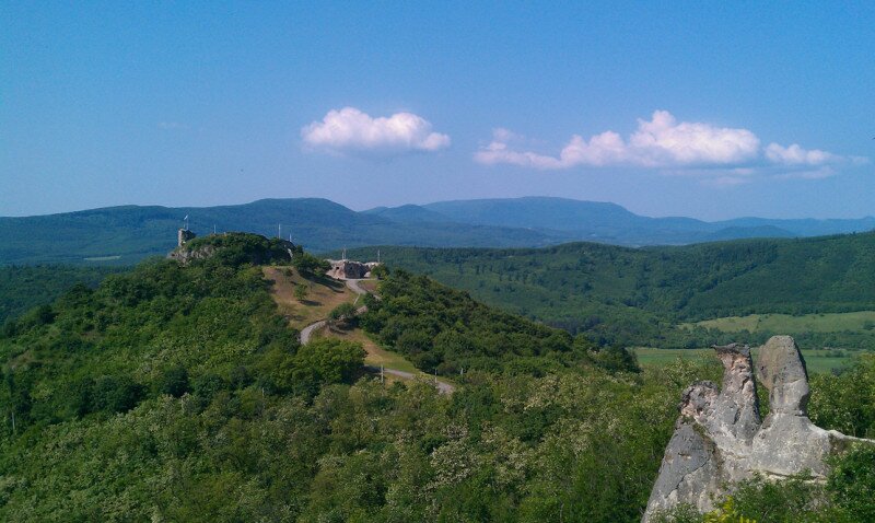 ke__p_kila__ta__s_a_to__ro__kasztalro__l_-_ha__tte__rben_a_siroki_va__r__jobbra_a_bara__t-_e__s_apa