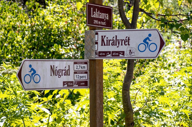 Kerékpáros útirányjelző táblák Királyrét és Nógrád felé