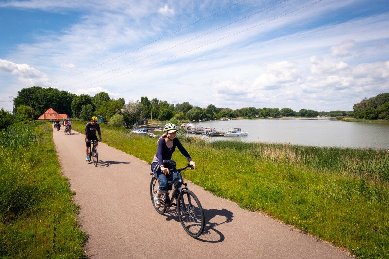 Kerékpárosok a Tisza-tónál