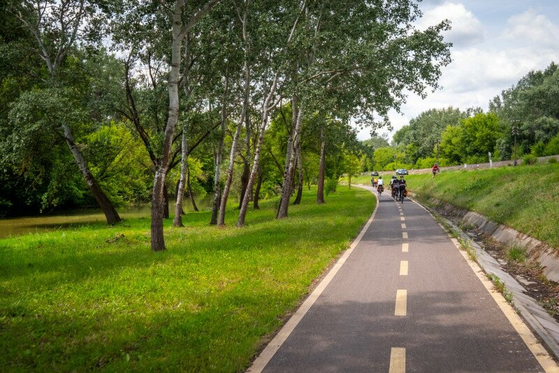 Kerékpárosok a Tisza-tónál