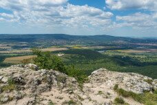 Keresztet állítottak a Pilisben az Everesten eltűnt magyar hegymászó emlékére