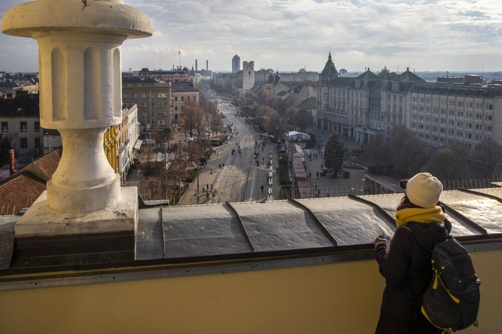 Kilátás a debreceni református Nagytemplom panorámajárdájáról a Piac utca felé