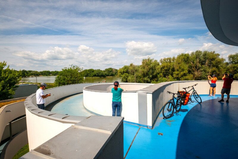 Kilátás a Tisza-tavi Kerékpáros Centrum tetejéről