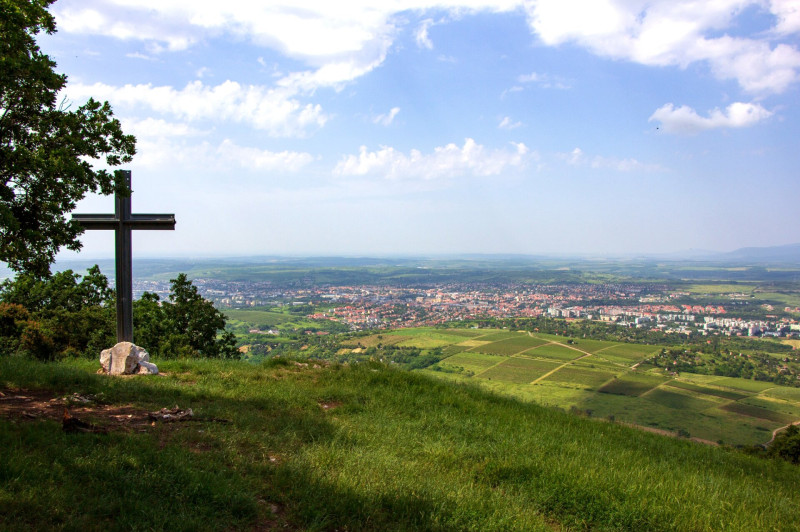 Kilátás Egerre a Nagy-Eged csúcskeresztjétől