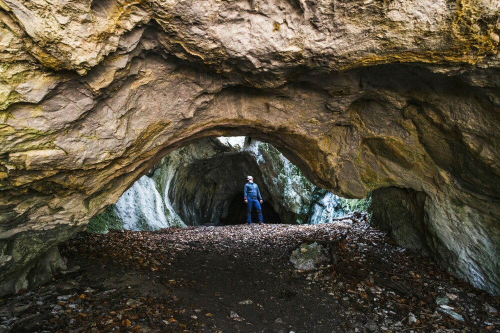 Kinézés a Körös-barlangból, a Fekete Sári erdészház közelében