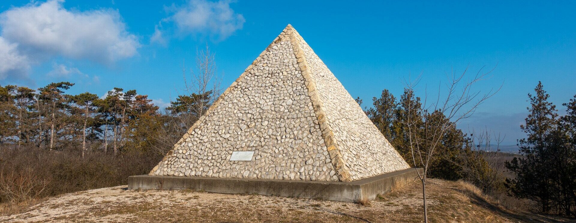 Kirándulás a magyar piramishoz, avagy kastélytúra extrákkal