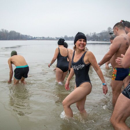 Közel 100-an fürdőztek a fagyos Tisza-tóban 