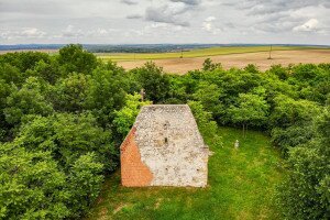 Különleges hangulatú Árpád-kori rom a zámolyi temetőben