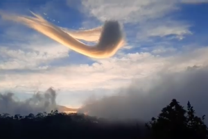 Különös felhő lebegett Indonézia fölött