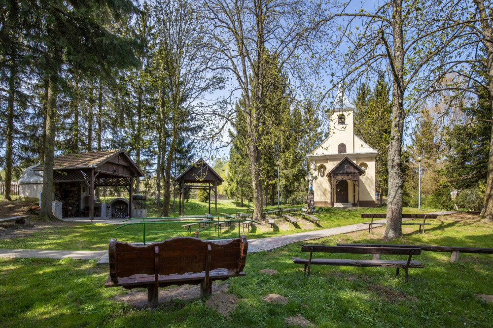 kutyika-azaz-a-csitari-kapolna-es-forras
