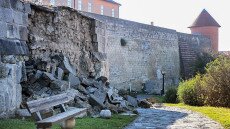 Leomlott az egri vár falának egy része