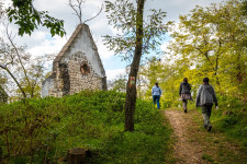 Magányos kőfal a homokbuckák között – a pótharaszti templomrom