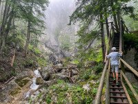 Melyik szurdokban kell 3000 falépcsőt megmászni?