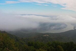 Mesés ködfátyol lepte el a Visegrádi-hegységet