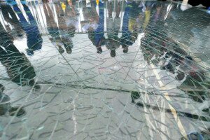 Most nem viccből repedt meg a kínai üvegpadlós híd